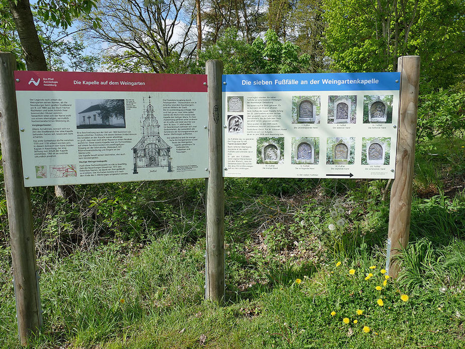 Informationstafeln an der Weingartenkapelle (Foto: Karl-Franz Thiede)